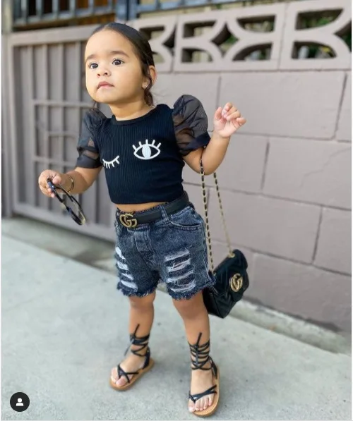 Summer 2022 Girls' Two-piece Set of Black Black Mesh Sleeves, Eye Print, Short Sleeves, Holes and Fur-trimmed Trousers
Summer 2022 Girls' Two-piece Set of Black Black Mesh Sleeves, Eye Print, Short Sleeves, Holes and Fur-trimmed Trousers