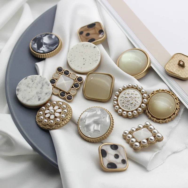 5pcs/lot Metal Button Ladies Fragrance Pearl Square Buckle French Dress Coat Woolen Jacket Sweater Decorative Buckle Diy Craft
5pcs/lot Metal Button Ladies Fragrance Pearl Square Buckle French Dress Coat Woolen Jacket Sweater Decorative Buckle Diy Craft