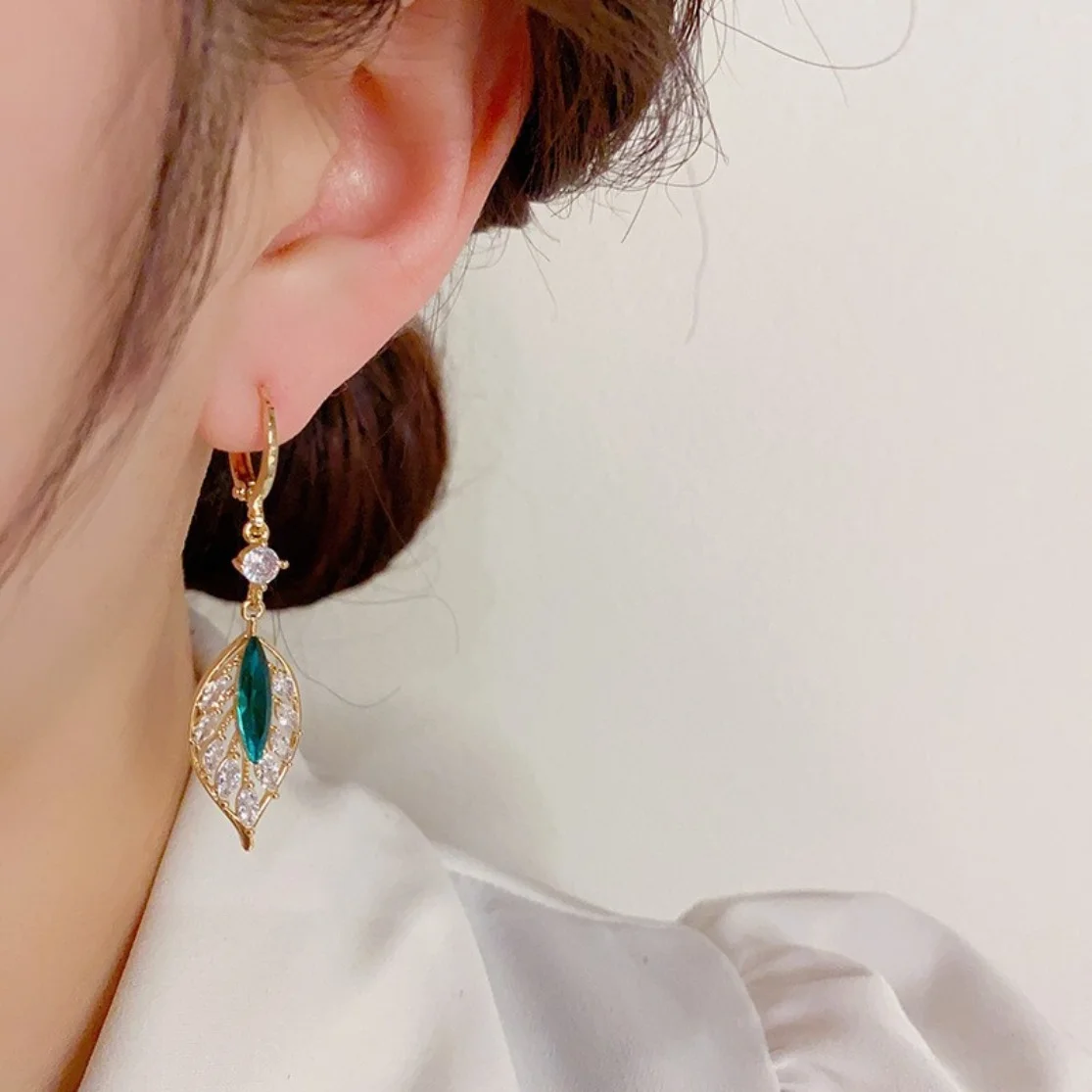 Elegant Women's Long Earrings Gold Plated Leaf Pendant Green Imitation Crystal Piercing Luxury Aesthetic Jewelry Girl Gift 2023
Elegant Women's Long Earrings Gold Plated Leaf Pendant Green Imitation Crystal Piercing Luxury Aesthetic Jewelry Girl Gift 2023
