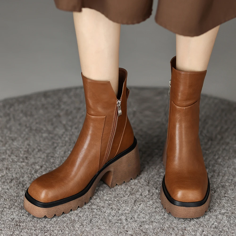 2022 New Fashion Autumn Winter Luxury Platform Leather Shoes Kitten Heels Short Boots Women Ankle Boots Block Heels Black Brown
2022 New Fashion Autumn Winter Luxury Platform Leather Shoes Kitten Heels Short Boots Women Ankle Boots Block Heels Black Brown