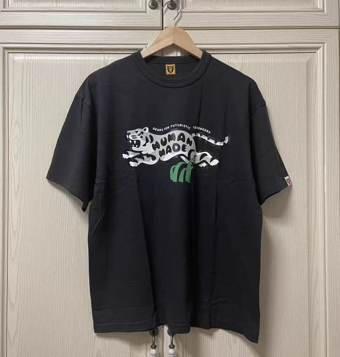 Human Made Runing Tiger Logo Print T Shirt Sleeve Embroidery Red Heart Tag Men Women Casual Summer Short T-Shirt
Human Made Runing Tiger Logo Print T Shirt Sleeve Embroidery Red Heart Tag Men Women Casual Summer Short T-Shirt