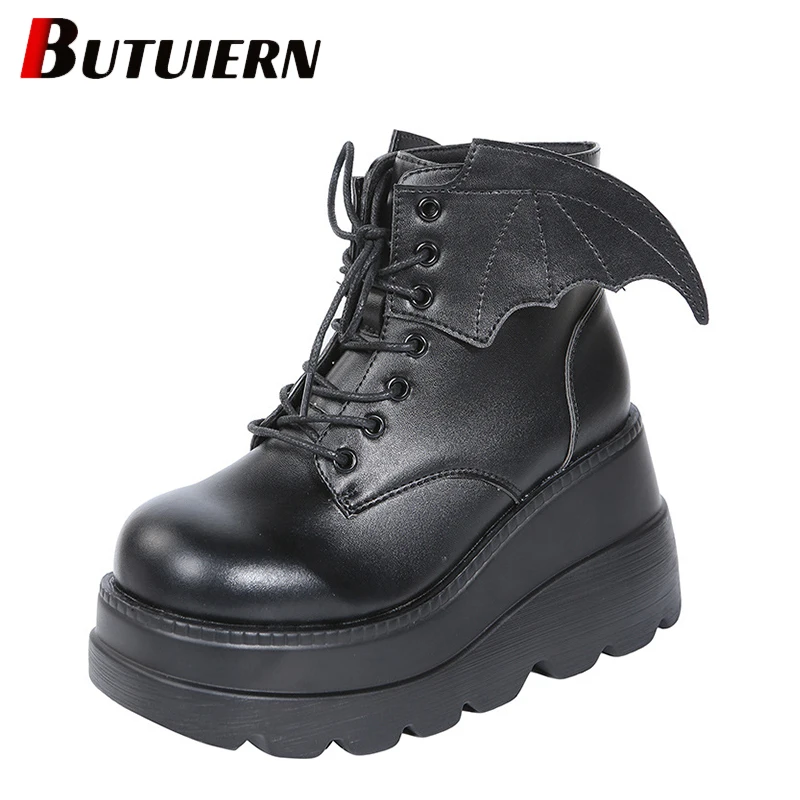 Fashion Winter Dark Gothic Wings Wedge Short Boots Women's Black Patent Leather Matte Boots Botas De Mujer
Fashion Winter Dark Gothic Wings Wedge Short Boots Women's Black Patent Leather Matte Boots Botas De Mujer