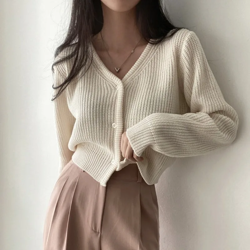 Korean Simple Temperament V-Neck Sweater Three-Button Solid Color Design Clothing All-Match Long Sleeve Knitted Cardigan 2022
Korean Simple Temperament V-Neck Sweater Three-Button Solid Color Design Clothing All-Match Long Sleeve Knitted Cardigan 2022