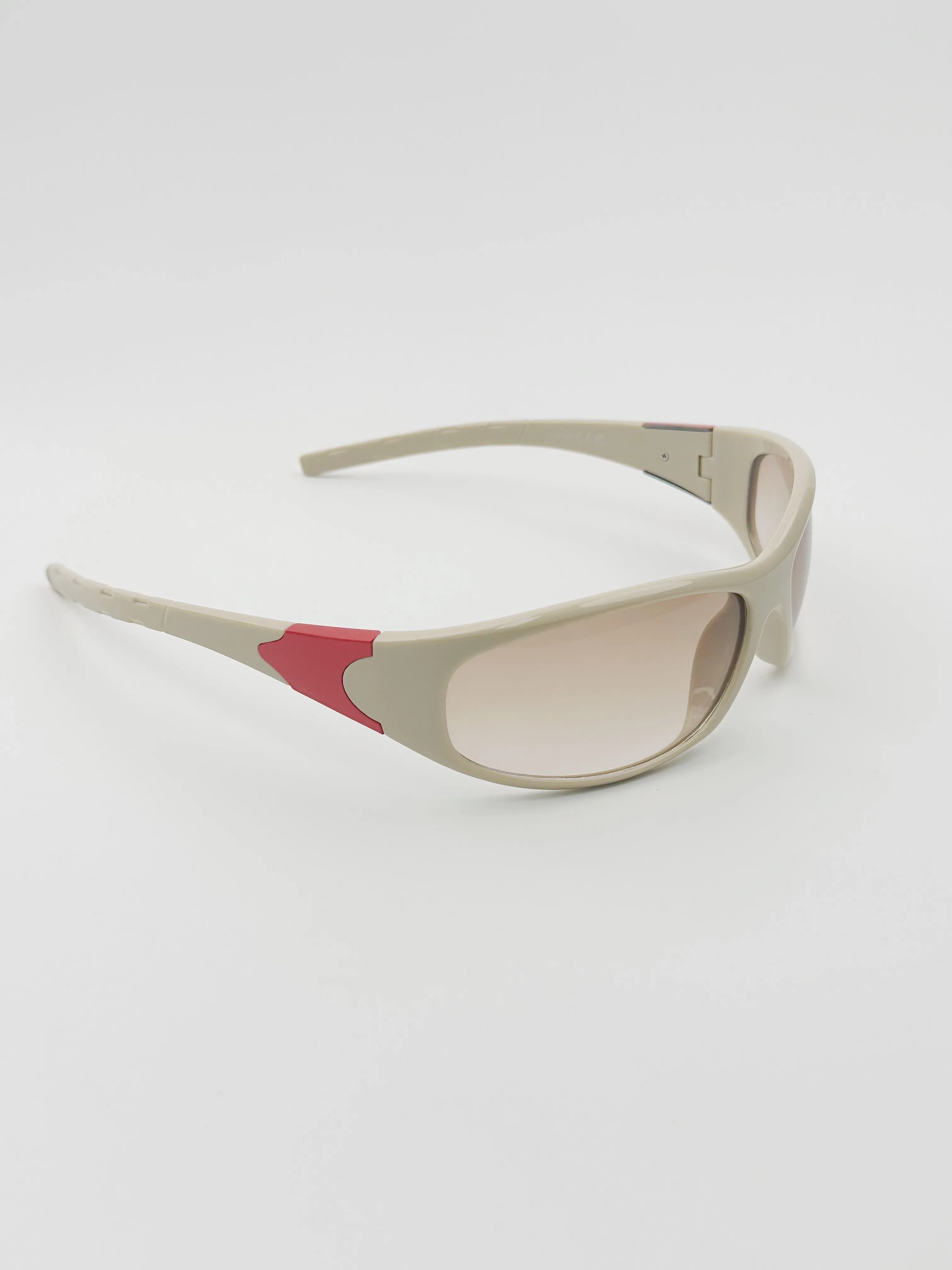 One-piece sunglasses with UV resistant street photo concave design OTTD for both men and women
One-piece sunglasses with UV resistant street photo concave design OTTD for both men and women
