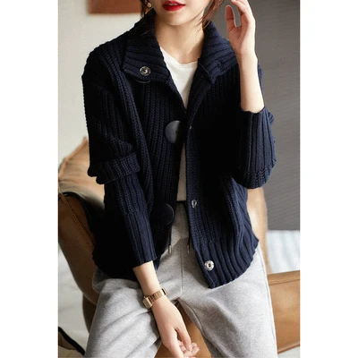 Simple temperament mid-sleeve top women's slim V-neck half-sleeve black bottoming shirt jacket with buttons inside
Simple temperament mid-sleeve top women's slim V-neck half-sleeve black bottoming shirt jacket with buttons inside