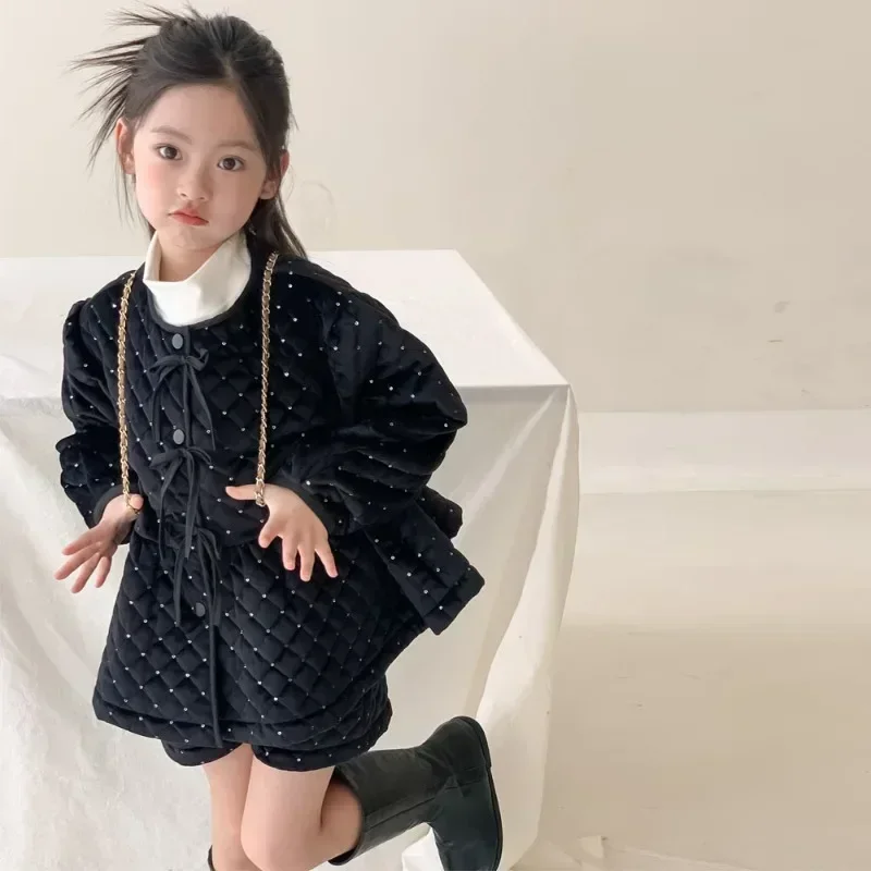 Children Clothing Set Girls Cotton Suit 2023 Winter New Velvet Sequin Fashionable Casual Simple Kids Coat Shorts Two Piece Set
Children Clothing Set Girls Cotton Suit 2023 Winter New Velvet Sequin Fashionable Casual Simple Kids Coat Shorts Two Piece Set