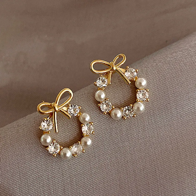 2023 New Classic Pearl Wreath Bow Stud Earrings Fashion Korean Women Jewelry Lady Temperament Small Cute Earrings Accessories
2023 New Classic Pearl Wreath Bow Stud Earrings Fashion Korean Women Jewelry Lady Temperament Small Cute Earrings Accessories