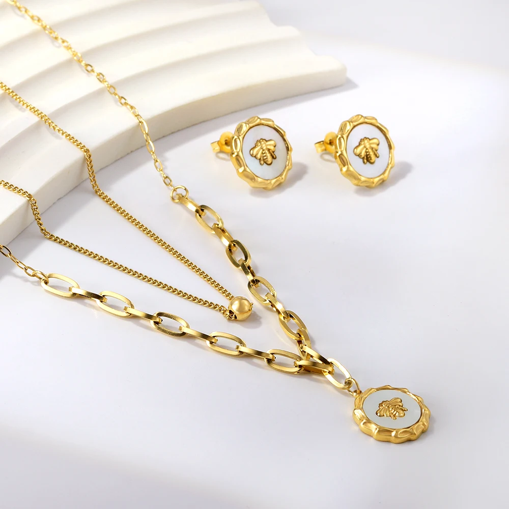 Stainless Steel Jewelry Set Gold Color White Shells With Insects Set of Necklaces and Earrings for Women Mayoreo Para Revender 
Stainless Steel Jewelry Set Gold Color White Shells With Insects Set of Necklaces and Earrings for Women Mayoreo Para Revender