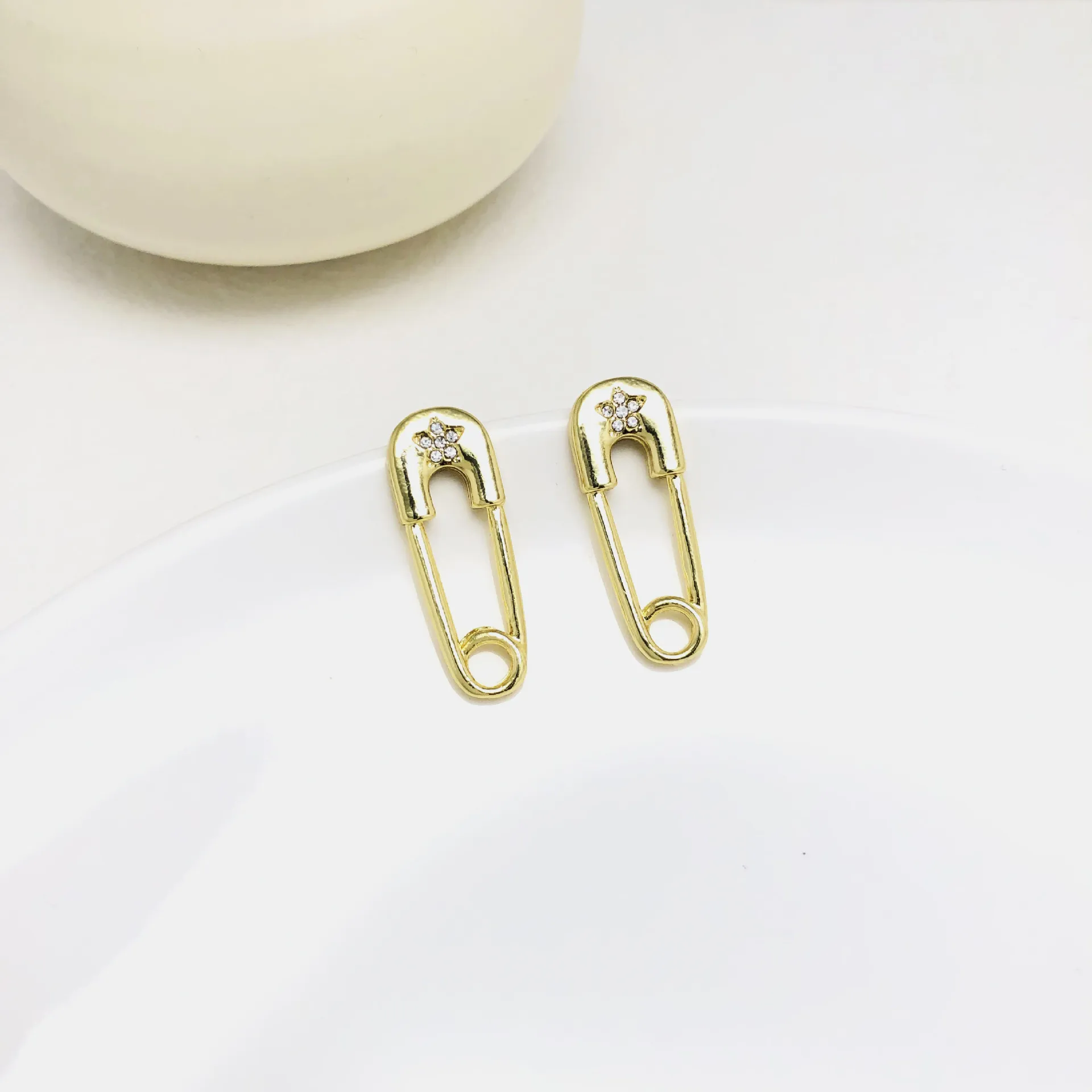 2022 New Fashion Star Rhinestone Gold Pin Earrings for Woman Minimalism Rhinestone Paper Clip Stud Earrings Jewelry Wholesale
2022 New Fashion Star Rhinestone Gold Pin Earrings for Woman Minimalism Rhinestone Paper Clip Stud Earrings Jewelry Wholesale