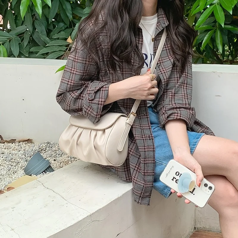 Новая модная женская сумка, нишевая дизайнерская сумка в форме облака, сумка для подмышек, модная сумка-мессенджер
Новая модная женская сумка, нишевая дизайнерская сумка в форме облака, сумка для подмышек, модная сумка-мессенджер