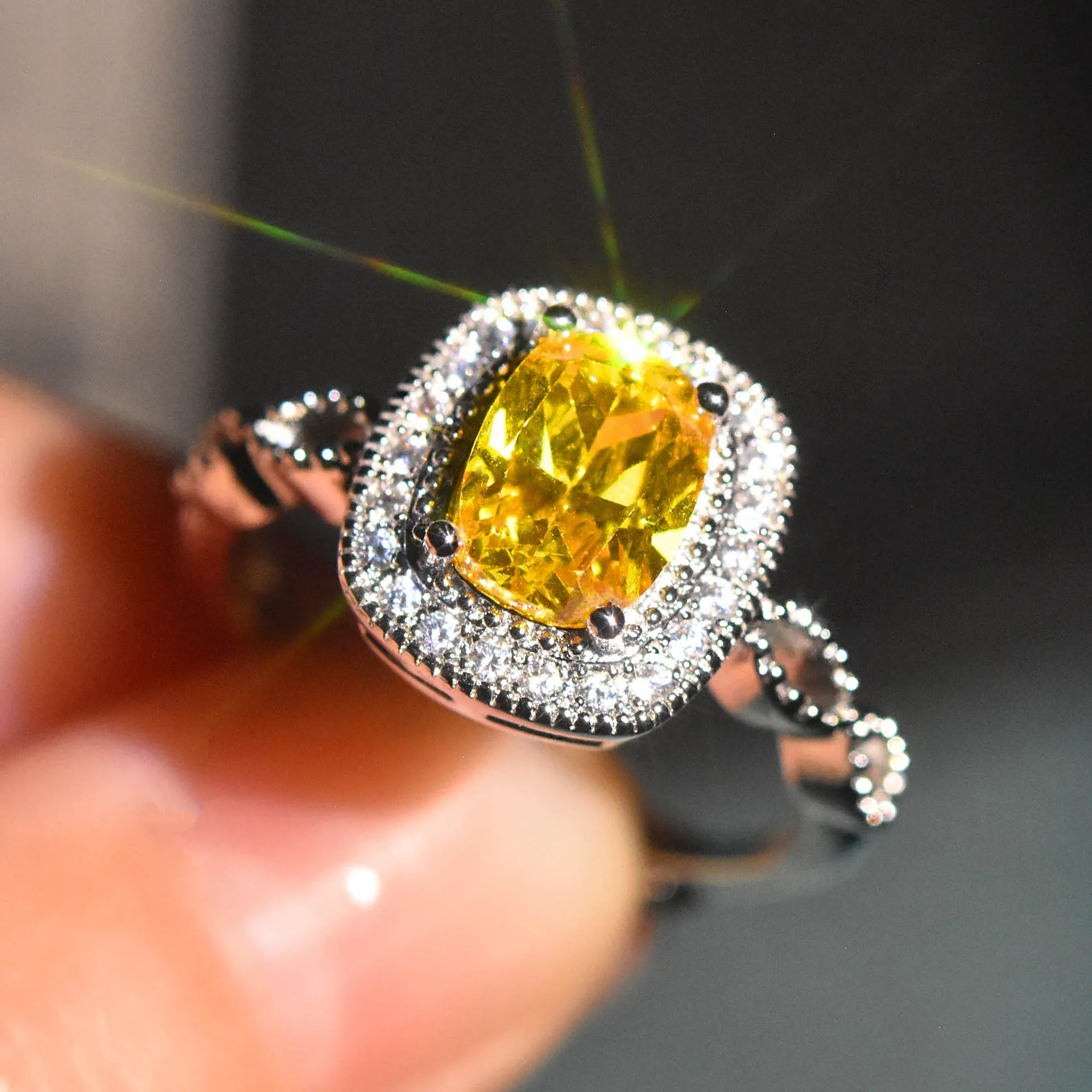 Foydjew Simulation High Quality Moissanite Yellow Diamond Rings Women's Luxury Color Treasure Engagement Open Adjustable Ring
Foydjew Simulation High Quality Moissanite Yellow Diamond Rings Women's Luxury Color Treasure Engagement Open Adjustable Ring