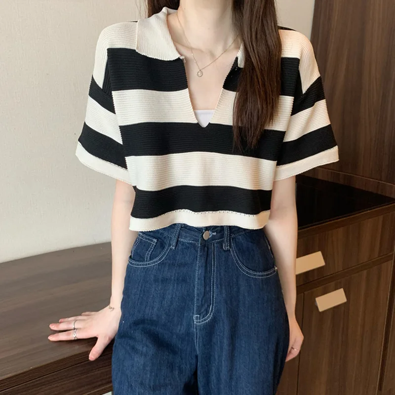 Spring Summer Female Casual Sleeveless Stripe Knit Vests Short Pullovers 2021 New Women V-Neck Knitted Red Short Sweater Vest
Spring Summer Female Casual Sleeveless Stripe Knit Vests Short Pullovers 2021 New Women V-Neck Knitted Red Short Sweater Vest