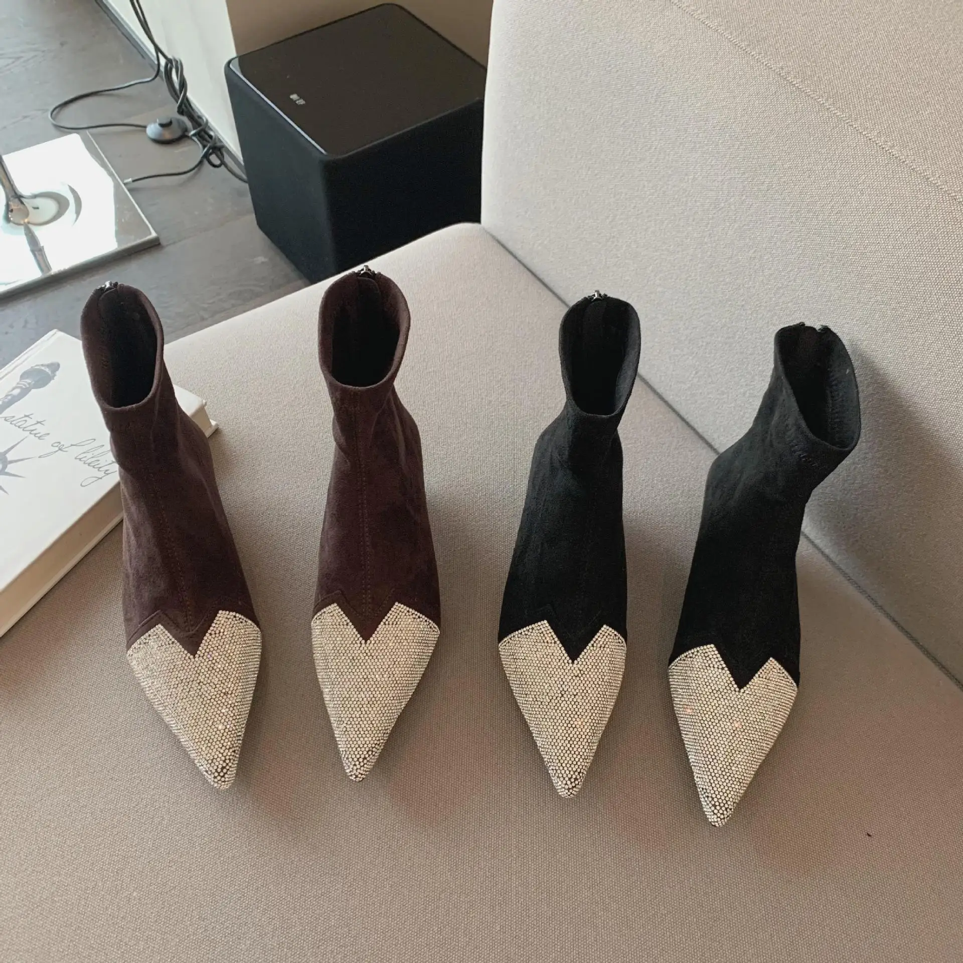 Boots Women New 2022 Female Shoes Luxury Designer Zipper Crystal Ladies Fashion Med Pointy Low Ankle Leather Rubber Rhinestone
Boots Women New 2022 Female Shoes Luxury Designer Zipper Crystal Ladies Fashion Med Pointy Low Ankle Leather Rubber Rhinestone