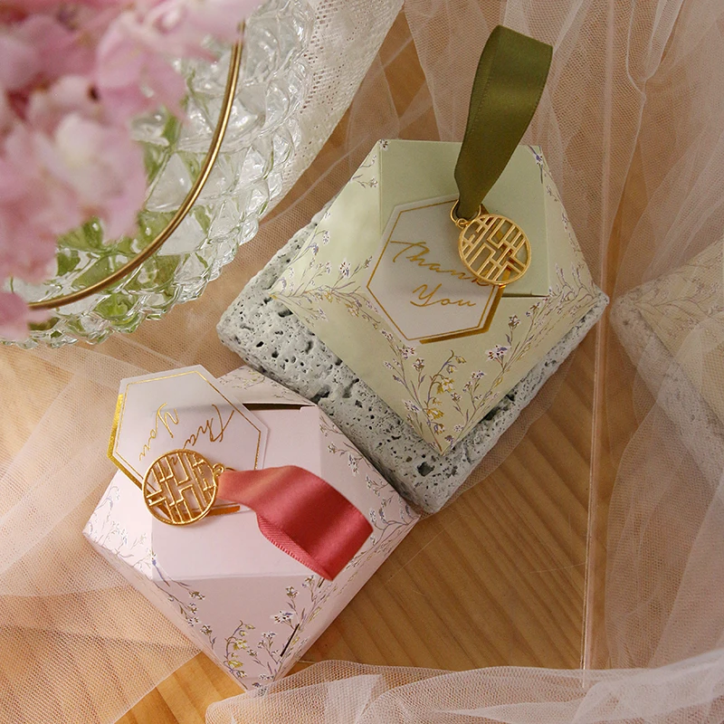 50 Pcs Pink / Green Floral Diamond Style Wedding Favors Candy Boxes Sachet Chocolate Box Party Supplies Gift Box
50 Pcs Pink / Green Floral Diamond Style Wedding Favors Candy Boxes Sachet Chocolate Box Party Supplies Gift Box