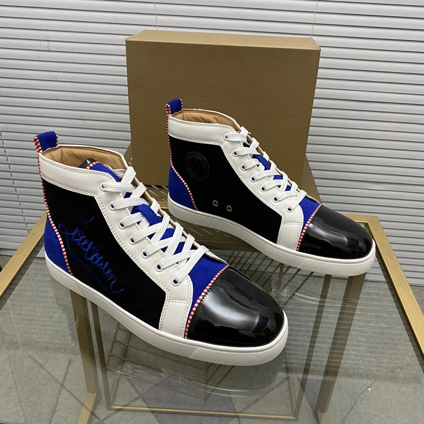 Top Quality Red Sole Mens Casual Shoes Luxury Womens Leather Sneakers Unisex Fashion Trainers Youth Designer Couple Shoes MD0154
Top Quality Red Sole Mens Casual Shoes Luxury Womens Leather Sneakers Unisex Fashion Trainers Youth Designer Couple Shoes MD0154