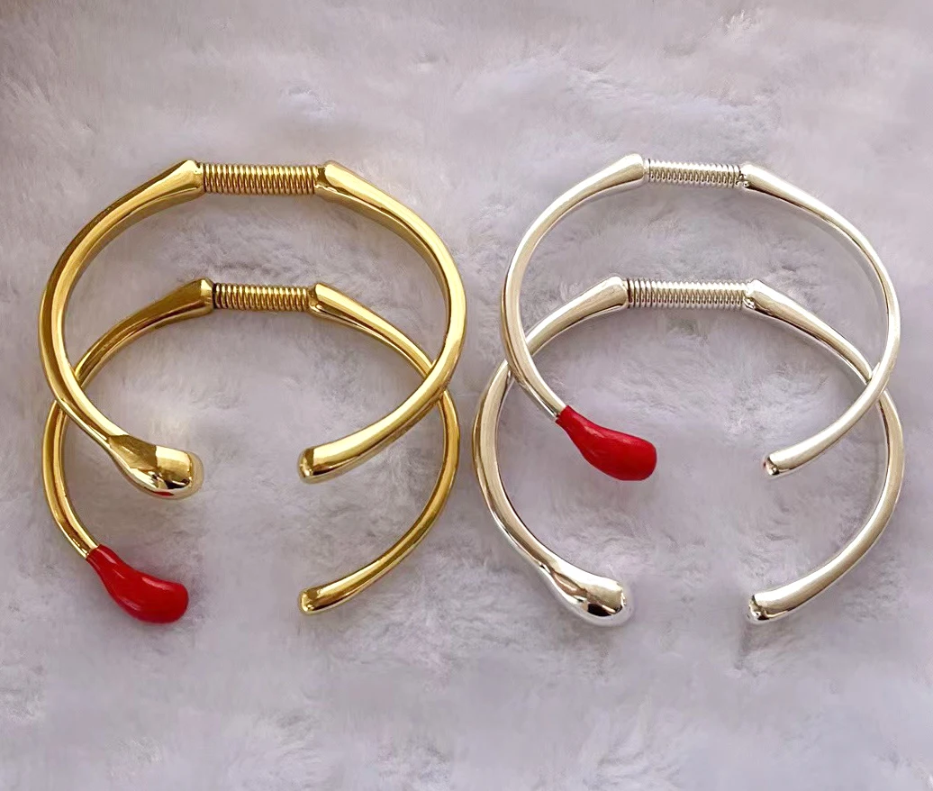 2023 модный unode 50 модный гальванический 925 Высококачественный простой браслет женский праздничный подарок
2023 модный unode 50 модный гальванический 925 Высококачественный простой браслет женский праздничный подарок