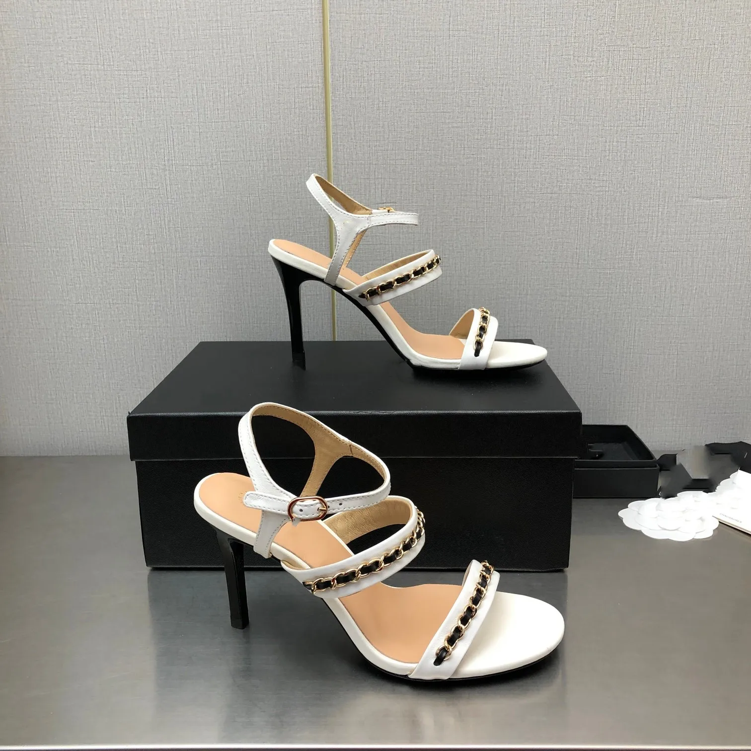 2023 Summer New Pearl Baotou Sandals Women's Cross Strap Slim Heel Pointed Rhinestone High Heels
2023 Summer New Pearl Baotou Sandals Women's Cross Strap Slim Heel Pointed Rhinestone High Heels