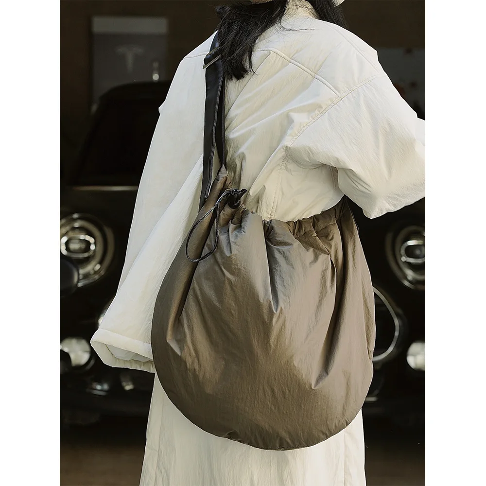 Overlarge Nylon Hobos Women Shoulder Bag Designer Drawstring Crossbody Bags for Women 2023 Wide Strap Big Shopper Purses Tote
Overlarge Nylon Hobos Women Shoulder Bag Designer Drawstring Crossbody Bags for Women 2023 Wide Strap Big Shopper Purses Tote