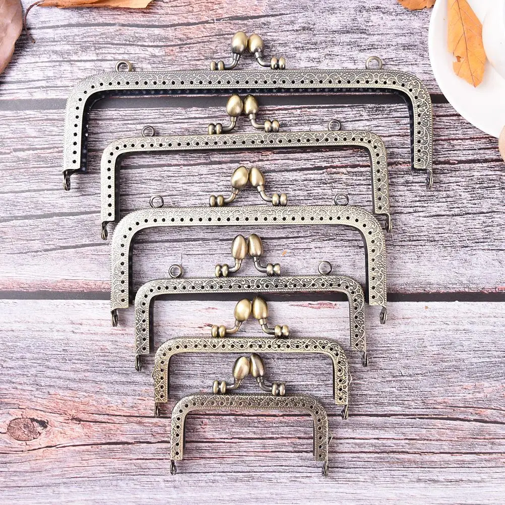 1PCS 8.5/10.5/12.5/15/16/18/20cm Bronze DIY Purse Handbag Handle Coins Bags Metal Kiss Clasp Lock Frame New Fashion Handle
1PCS 8.5/10.5/12.5/15/16/18/20cm Bronze DIY Purse Handbag Handle Coins Bags Metal Kiss Clasp Lock Frame New Fashion Handle