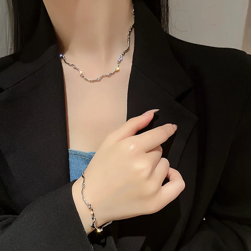 Korean fashion new style personal style diamond inlaid curved bracelet necklace neck chain collar bone chain net red temperament
Korean fashion new style personal style diamond inlaid curved bracelet necklace neck chain collar bone chain net red temperament