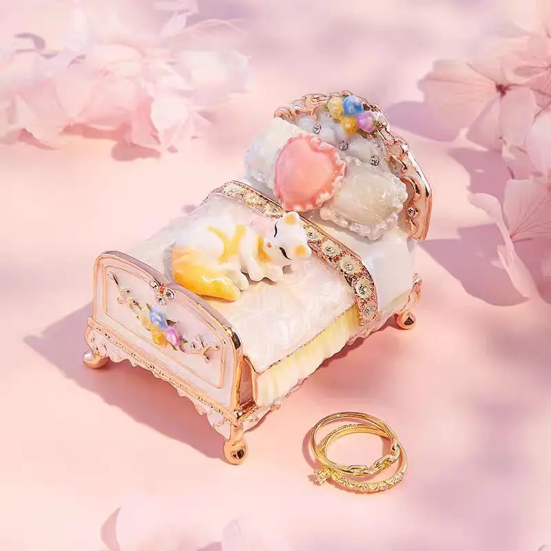 Эмалированная шкатулка для украшений с котом
Эмалированная шкатулка для украшений с котом