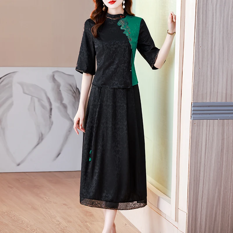 2023 Fragrant cloud yarn female two-piece Chinese vintage embroidered real silk suit half skirt high-end banquet mom
2023 Fragrant cloud yarn female two-piece Chinese vintage embroidered real silk suit half skirt high-end banquet mom