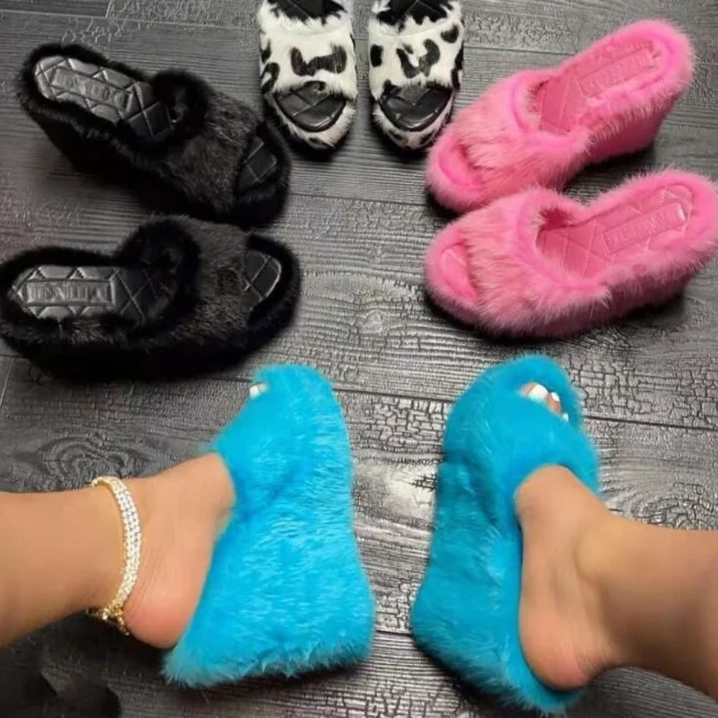 Women's New Leather Women's Slippers High-heeled Wedge Sandals Fashionable Outdoor Collocation New Style Woolen Cotton Slippers
Women's New Leather Women's Slippers High-heeled Wedge Sandals Fashionable Outdoor Collocation New Style Woolen Cotton Slippers