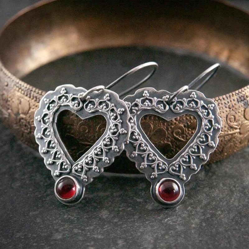 Female Ethnic Hollow Love Heart Earring With Red Stone Antique Silver Color Carved Flower Pattern Drop Earrings Gift 
Female Ethnic Hollow Love Heart Earring With Red Stone Antique Silver Color Carved Flower Pattern Drop Earrings Gift