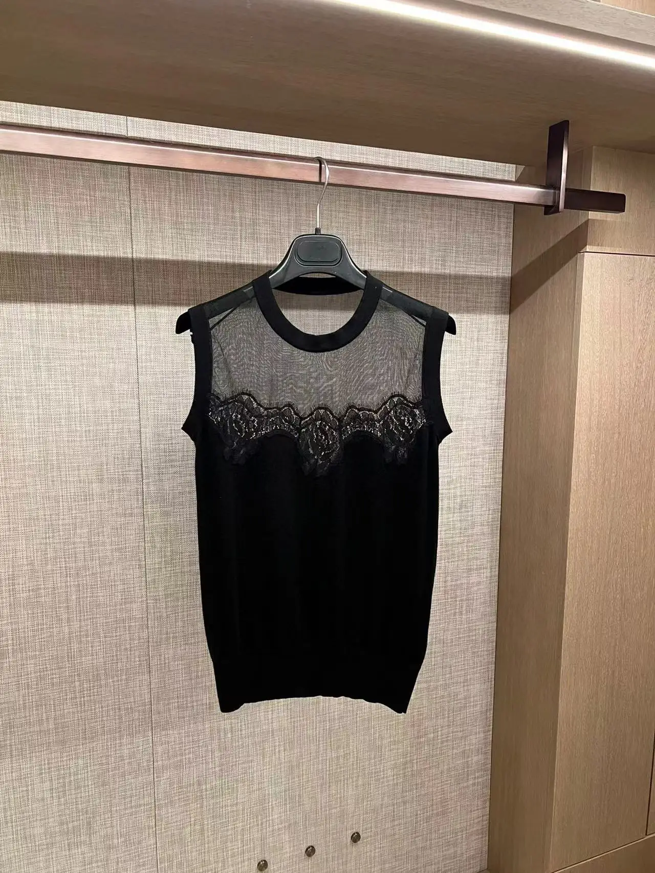 2022 Autumn Winter Style Vest Runway Women Lace Embroidery Knitted Sleeveless Tank Top Casual Elegant Girl Black Pullover
2022 Autumn Winter Style Vest Runway Women Lace Embroidery Knitted Sleeveless Tank Top Casual Elegant Girl Black Pullover