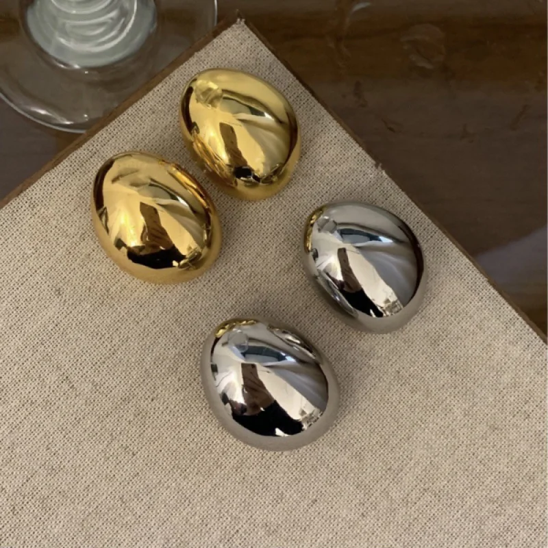 18-carat gold plated earrings for women, European and American gold nails, women's niche design, advanced metal
18-carat gold plated earrings for women, European and American gold nails, women's niche design, advanced metal