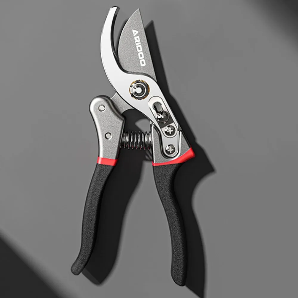 Профессиональный садовый секатор Black+Decker
Профессиональный садовый секатор Black+Decker