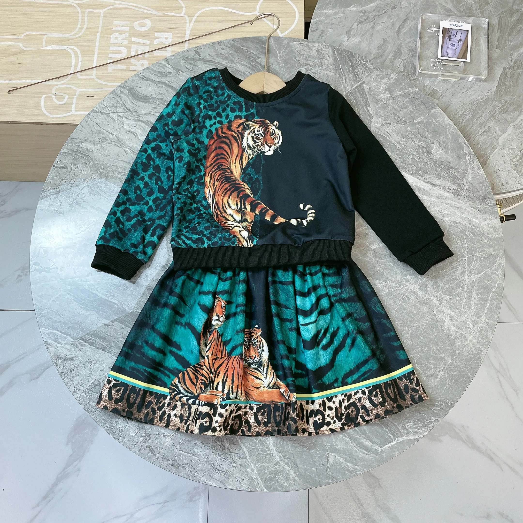 High end children's autumn clothing 2022 tiger pattern girls' suit leopard Long Sleeve Top + short skirt two-piece set
High end children's autumn clothing 2022 tiger pattern girls' suit leopard Long Sleeve Top + short skirt two-piece set