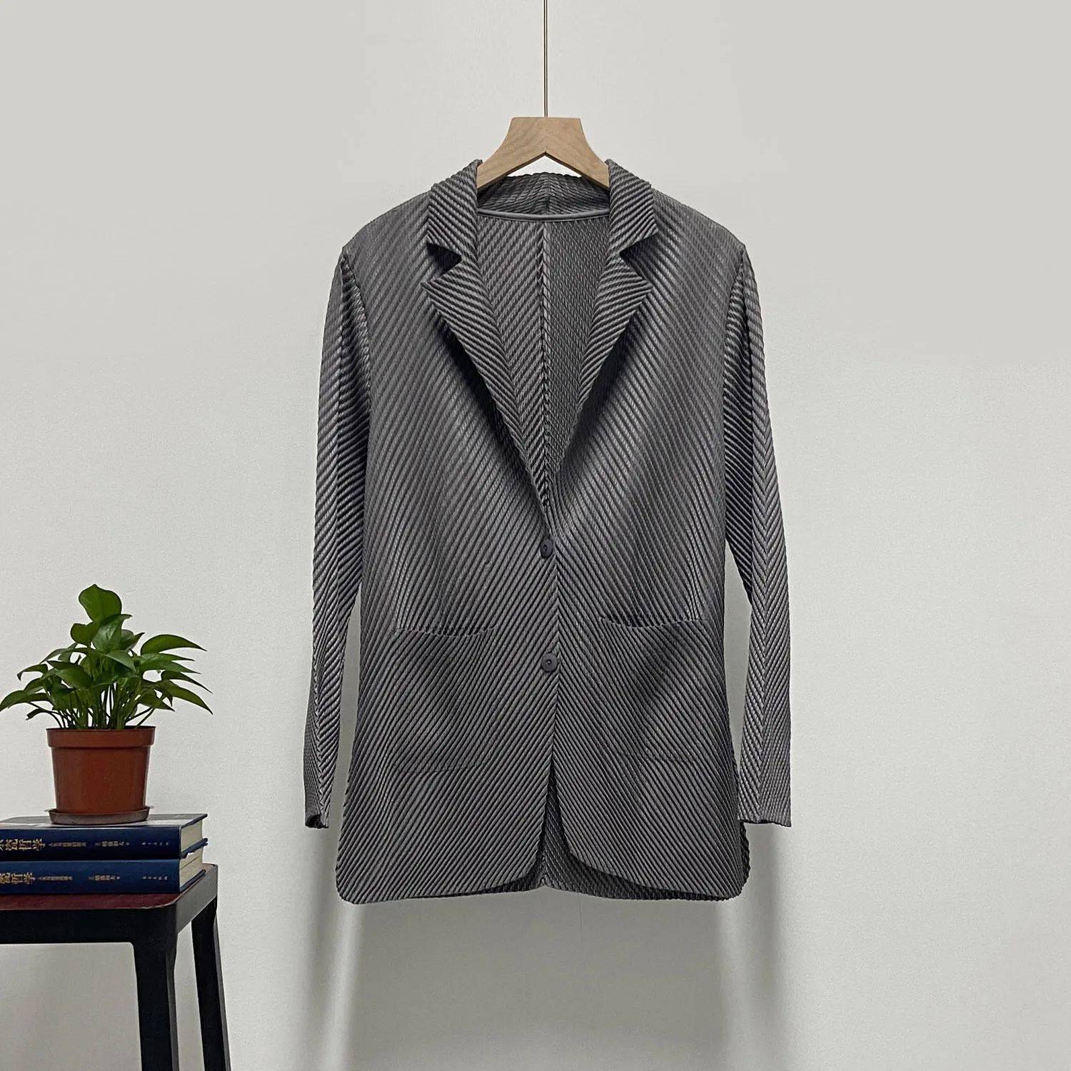 Miyake simple solid color plus size suit jacket fall new fish scale pleated blouse women temperament commuter cardigan clothing
Miyake simple solid color plus size suit jacket fall new fish scale pleated blouse women temperament commuter cardigan clothing