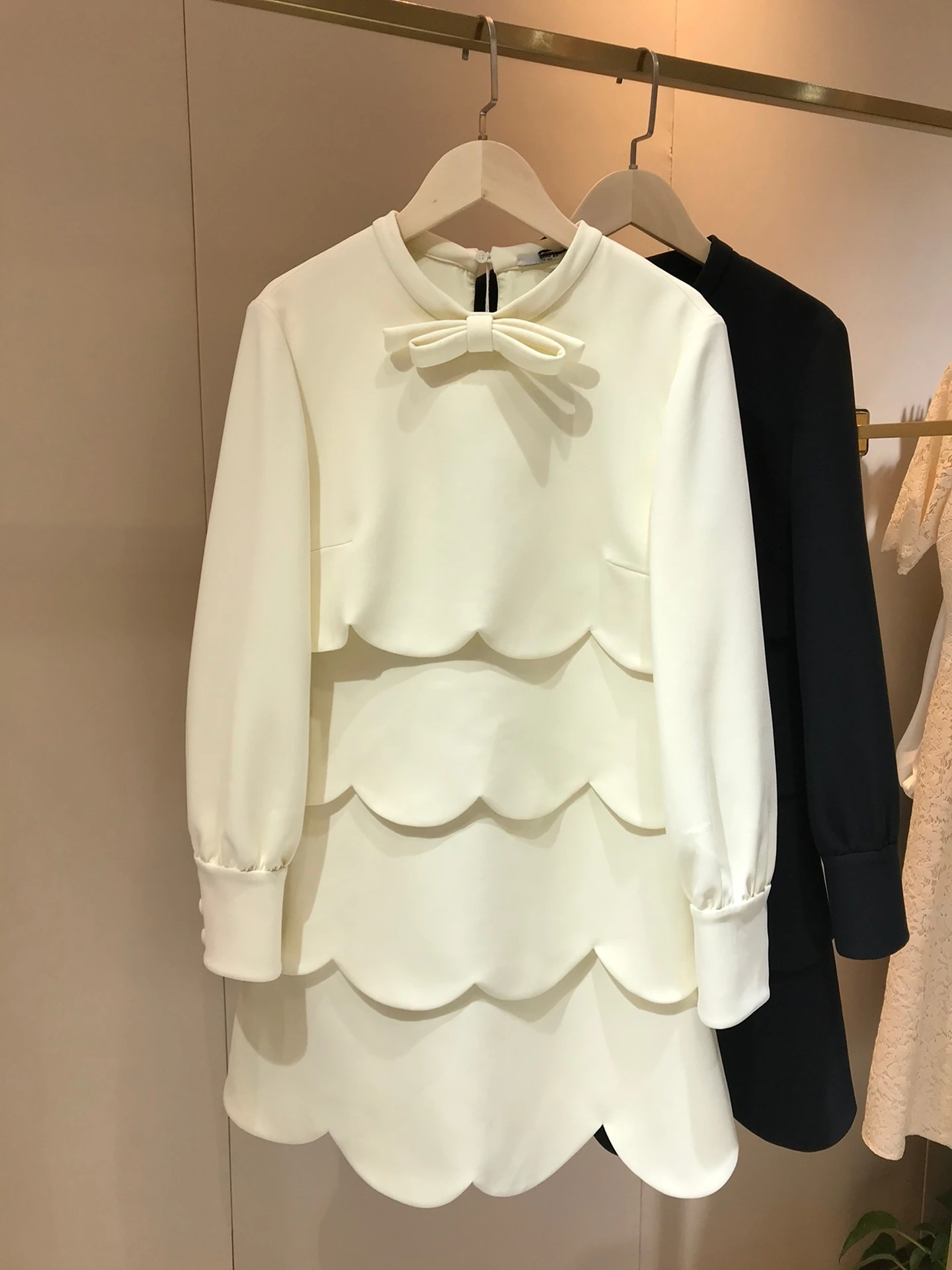 Elegant Women Outfits 2022 Spring New Top Quality Solid White Black Layers Wave Hem Bow Decor Loose Mini Sweet Style Dresses
Elegant Women Outfits 2022 Spring New Top Quality Solid White Black Layers Wave Hem Bow Decor Loose Mini Sweet Style Dresses
