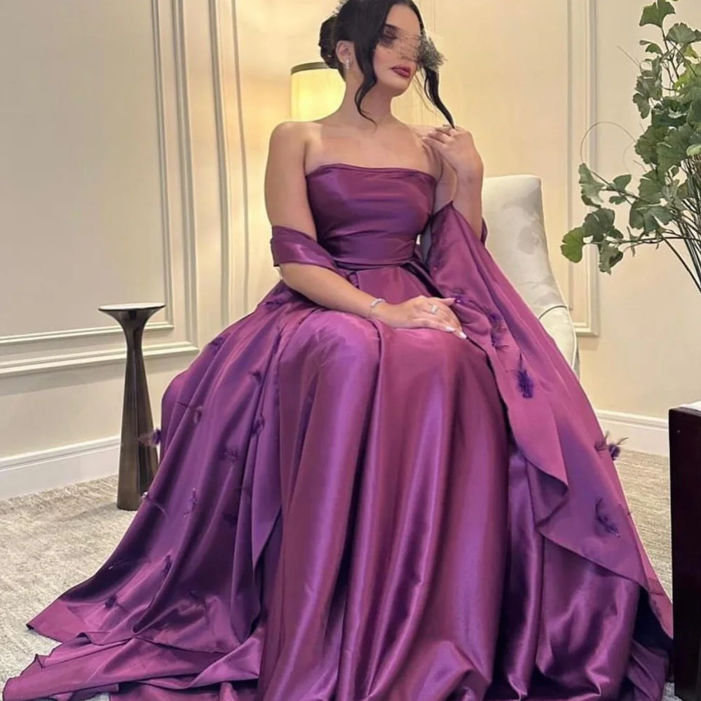 Женское вечернее платье А-силуэта, без бретелек
Женское вечернее платье А-силуэта, без бретелек