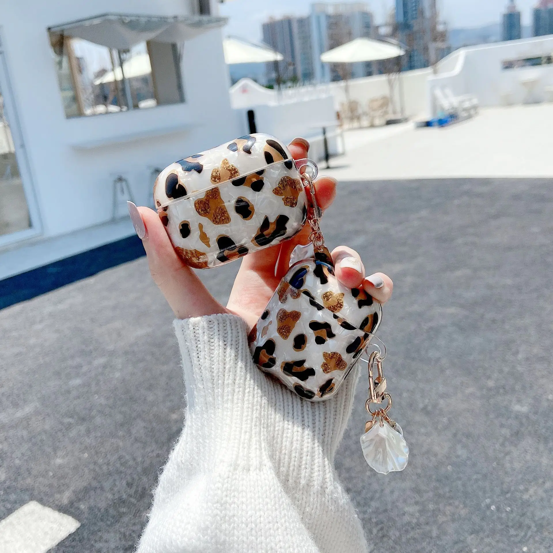 Leopard Pearl Shell Style Pendant Earphone Case For Airpods Case Wireless Bluetooth Headset Charging Box For Airpods Pro Case 
Leopard Pearl Shell Style Pendant Earphone Case For Airpods Case Wireless Bluetooth Headset Charging Box For Airpods Pro Case