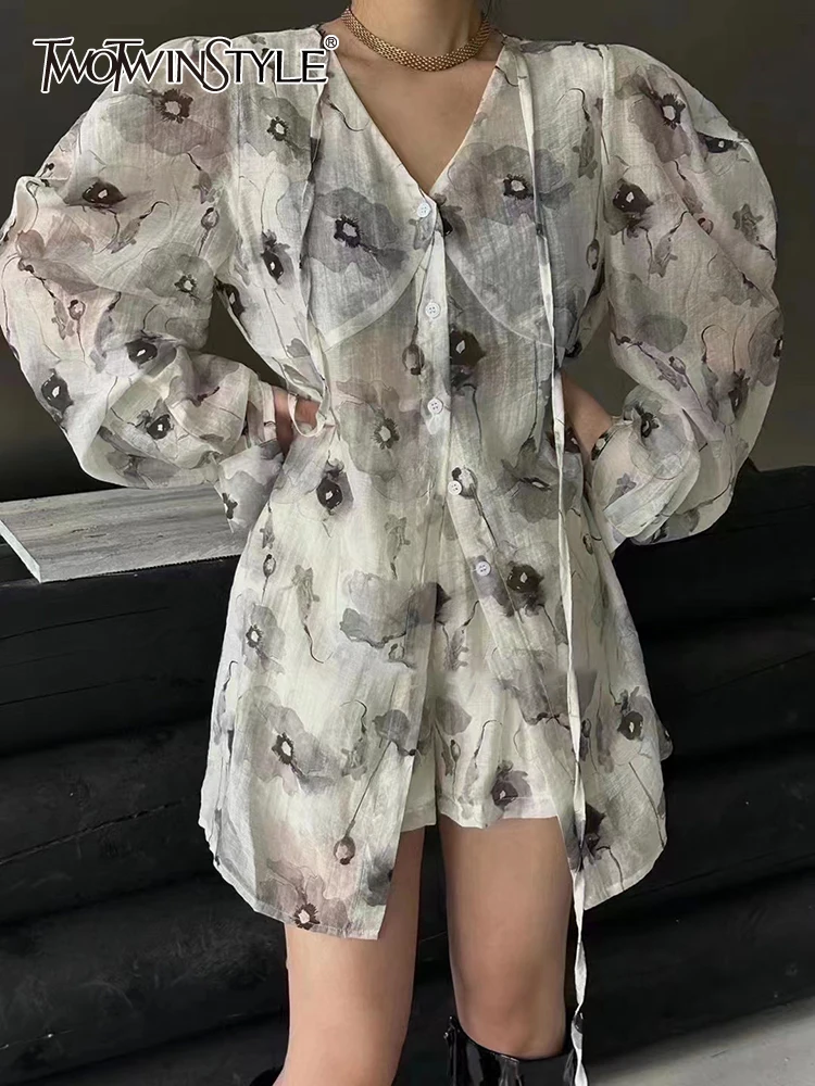 TWOTWINSTYLE Print Two Piece Sets For Women V Neck Long Sleeve Spliced Lace Up Tops High Waist Shorts Summer Set Female Fashion
TWOTWINSTYLE Print Two Piece Sets For Women V Neck Long Sleeve Spliced Lace Up Tops High Waist Shorts Summer Set Female Fashion