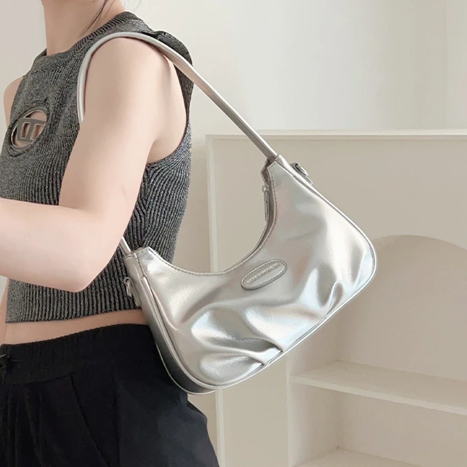 MBTI Pleated Silver Shoulder Bag for Women Fashion Chic Designer Advanced Handbag Casual Leather Ladies Purses New Underarm Bag 
MBTI Pleated Silver Shoulder Bag for Women Fashion Chic Designer Advanced Handbag Casual Leather Ladies Purses New Underarm Bag