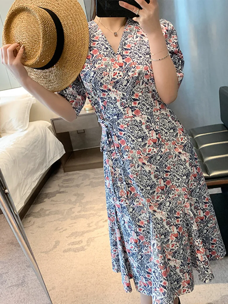 Retro Floral Print Women Wrap Midi Dress 2022 Summer new V-neck Puff Sleeve Lace-up Female High Waist Robe
Retro Floral Print Women Wrap Midi Dress 2022 Summer new V-neck Puff Sleeve Lace-up Female High Waist Robe
