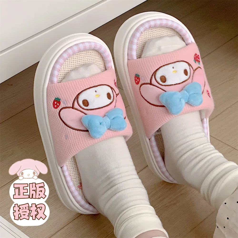 Новинка, креативная модель Sanrios My Melody Тапочки льняные Kawaii Anime Kuromi Cinnamoroll, домашняя одежда для женщин
Новинка, креативная модель Sanrios My Melody Тапочки льняные Kawaii Anime Kuromi Cinnamoroll, домашняя одежда для женщин