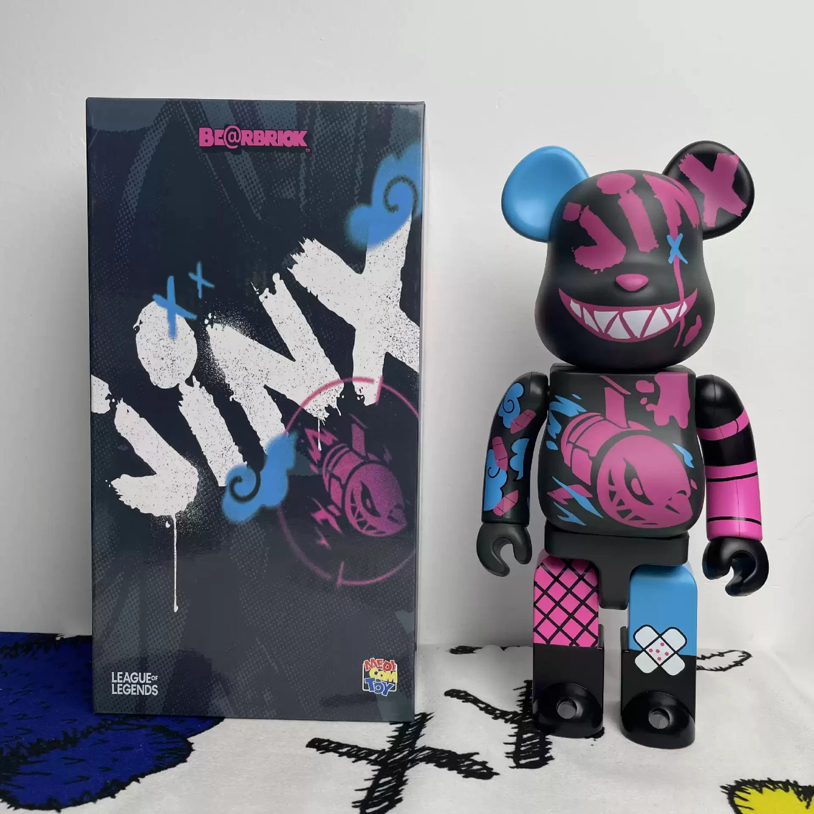 Bearbrick400% 28cm Jinx LOL Be@rbricklys ABS Plastic Runaway Loli Baobao Animation Character Teddy Bear Joint Rotation With Soun
Bearbrick400% 28cm Jinx LOL Be@rbricklys ABS Plastic Runaway Loli Baobao Animation Character Teddy Bear Joint Rotation With Soun