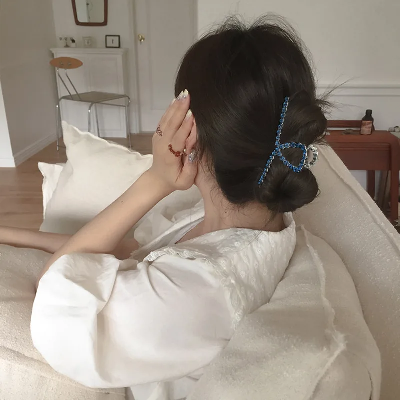 New Luxury Blue Rhinestone Large High-Quality Shark Clip Cross Pearl Hair Clip Woman Hair Claws Headwear Hair Accessories Gifts
New Luxury Blue Rhinestone Large High-Quality Shark Clip Cross Pearl Hair Clip Woman Hair Claws Headwear Hair Accessories Gifts