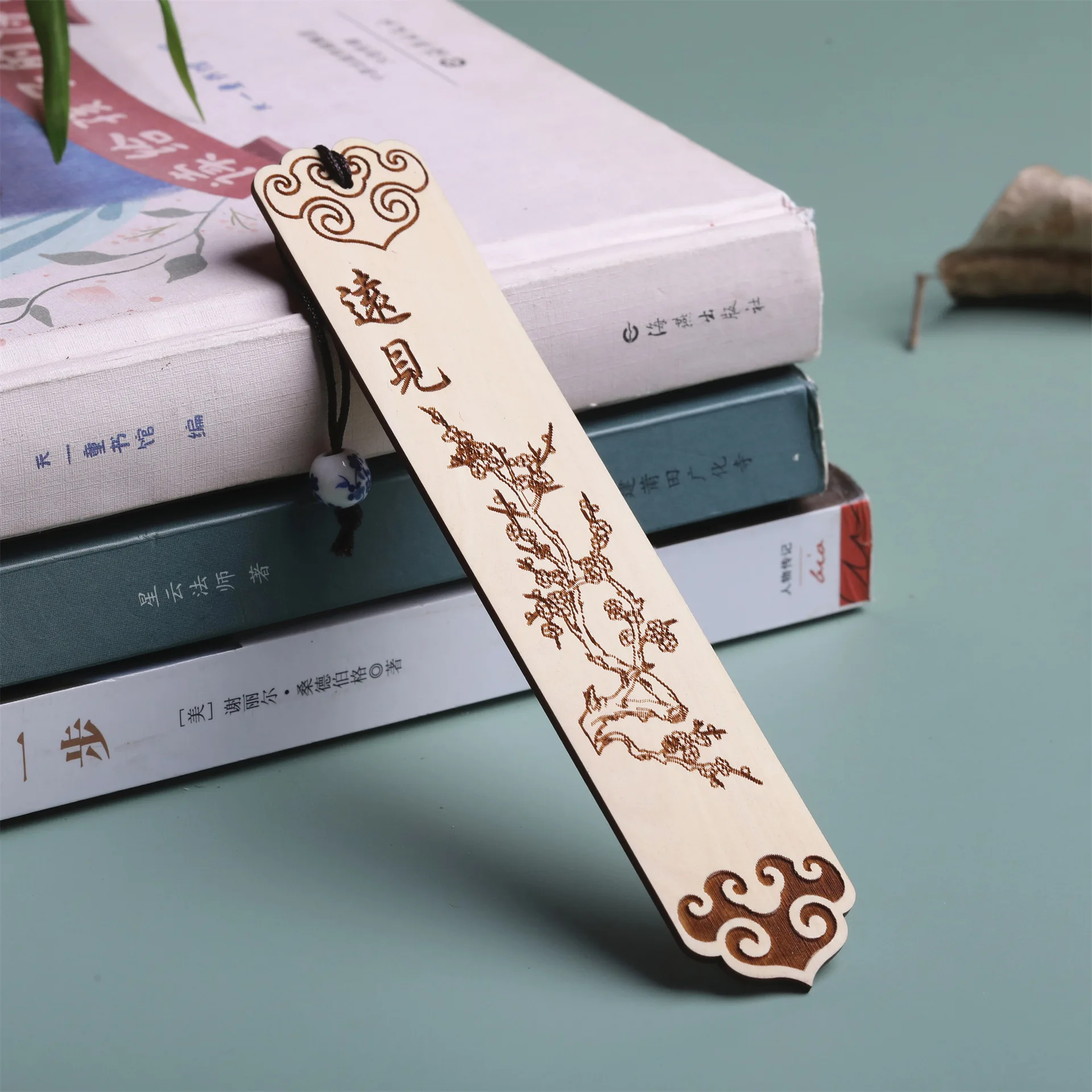 Деревянная закладка с кисточкой
Деревянная закладка с кисточкой