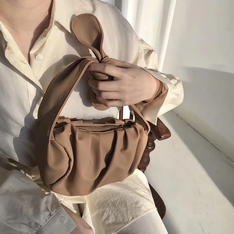 Summer new wrinkled cloud bag temperament banquet lady WindNet red hand-held armpit Bag Messenger Bag woman
Summer new wrinkled cloud bag temperament banquet lady WindNet red hand-held armpit Bag Messenger Bag woman
