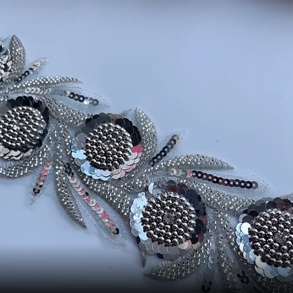 1 Yard Silver 8.5cm Width Sequins Beaded Flower Lace Trim Ribbon Embroidered Fabric Crocheted Wedding Dress Sewing Supplies Hot
1 Yard Silver 8.5cm Width Sequins Beaded Flower Lace Trim Ribbon Embroidered Fabric Crocheted Wedding Dress Sewing Supplies Hot