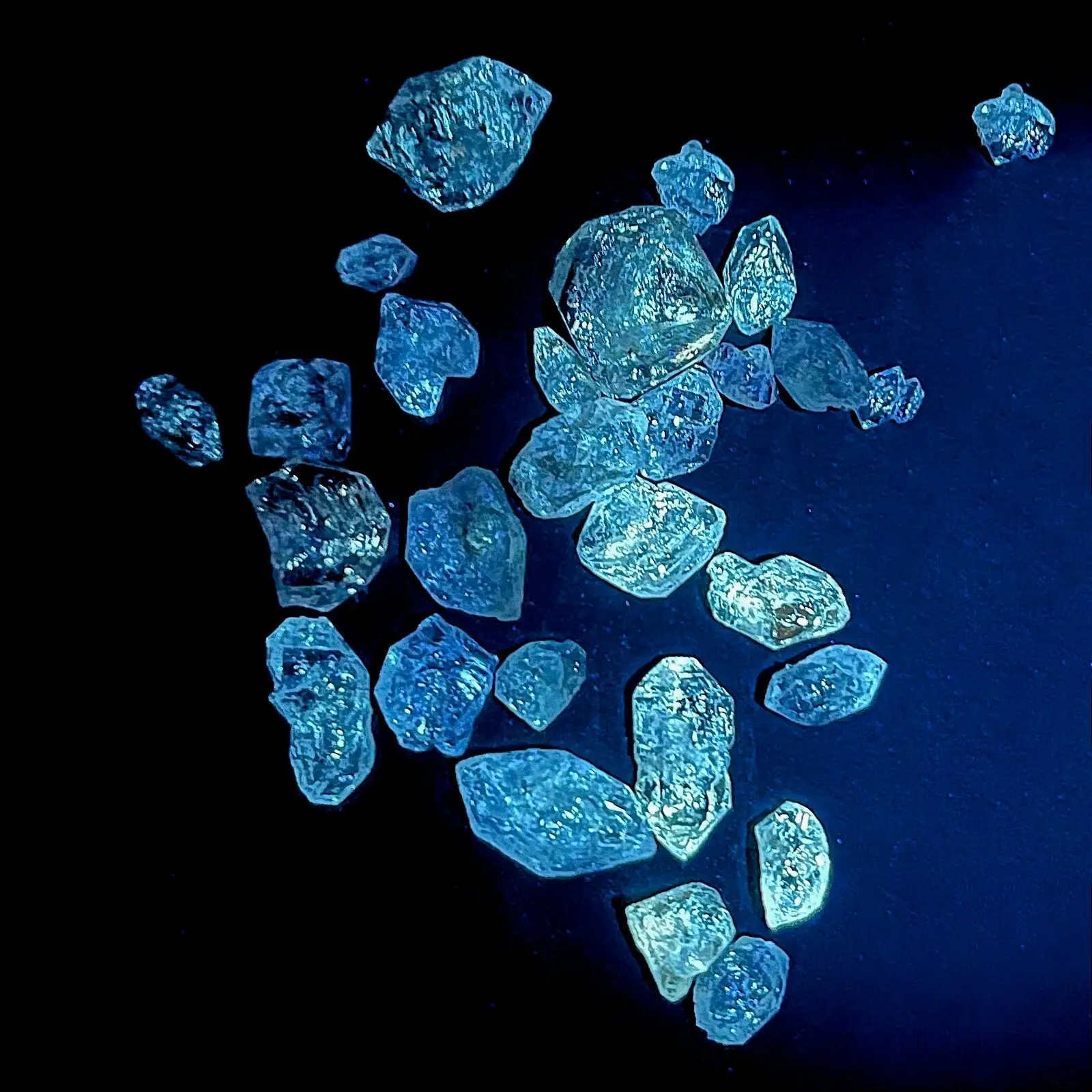 BASILOSAURUS УФ-реактивный кварц "Светлячок" 
BASILOSAURUS УФ-реактивный кварц "Светлячок"