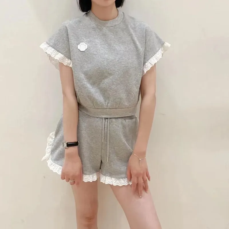 Lace Trim Round Neck Top Suit Female 2022 Summer New Bat Sleeve Lace Knitted Sweater Solid Color Lace-up Knitted Shorts
Lace Trim Round Neck Top Suit Female 2022 Summer New Bat Sleeve Lace Knitted Sweater Solid Color Lace-up Knitted Shorts