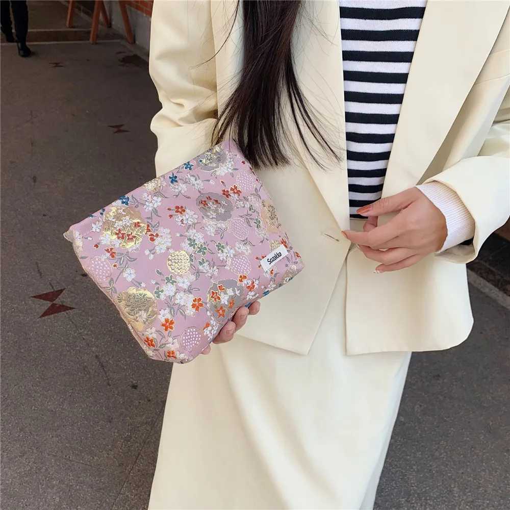 Retro Floral Makeup Storage Bag For Woman Embroidery 3D Flower Pattern Cosmetic Toiletries Bags Makeup Case Organizer Bag Pouch
Retro Floral Makeup Storage Bag For Woman Embroidery 3D Flower Pattern Cosmetic Toiletries Bags Makeup Case Organizer Bag Pouch