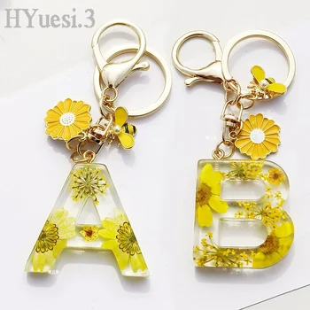 Fashion Yellow Dried Flower Letter Keychain Handmade Resin Daisy Initials Keyrings With Bee For Women Gifts Backpack Decoration