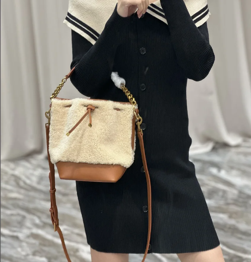 2022 New Classic Retro Top Quality Leather Lamb Hair Make Bucket Bag Ladies Shoulder Messenger Bag Chain Bud Handbag
2022 New Classic Retro Top Quality Leather Lamb Hair Make Bucket Bag Ladies Shoulder Messenger Bag Chain Bud Handbag